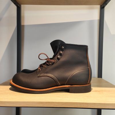 des bottes en cuir marron posées sur une étagère dans un magasin de chaussures