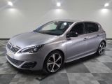 la voiture argentée est garée sur un sol en damier dans le garage