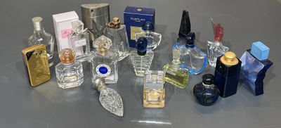 Réunion de 18 flacons de parfums miniatures dont Paco Rabann…