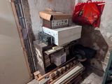 une pile de cartons, les uns sur les autres, posée par terre dans une pièce