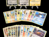 beaucoup de cartes pokemon sur la table