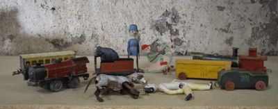 un grand nombre de jouets posés sur une table