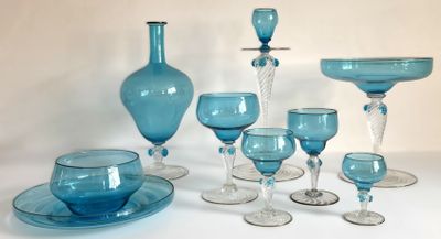 de nombreux objets en verre bleu posés sur une table