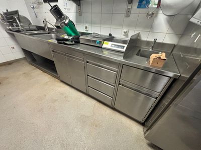 1 plan de travail inox avec lave-main et plonge 2 cuveaux