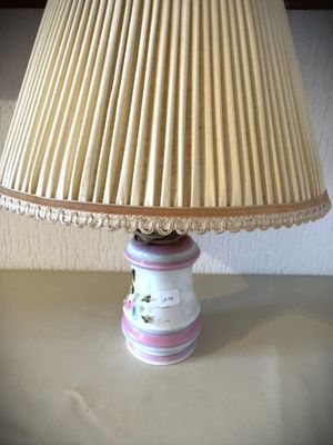 une lampe posée sur une table et munie d'un abat-jour