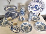 de nombreuses assiettes et tasses bleues et blanches sur la table