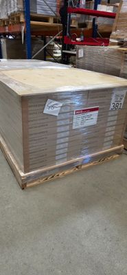 un grand carton posé sur une palette dans un entrepôt