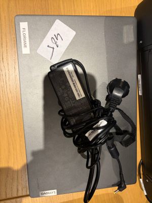 une image représentant un téléphone portable branché à un chargeur