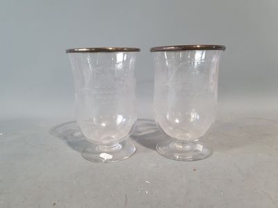 deux verres à vin vides posés sur une table