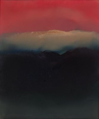 une image représentant une peinture d'une chaîne de montagnes avec un ciel rouge en arrière-plan