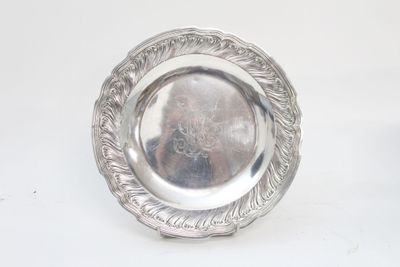 Plat rond à bords chantournés en argent poinçon Minerve à dé…
