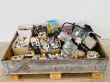 une boîte en bois remplie d'objets hétéroclites sur le sol