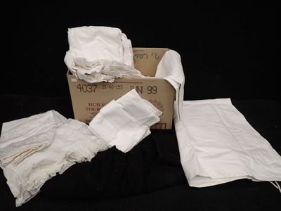une boîte contenant un tas de chiffons blancs