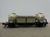 un wagon de train miniature avec deux réservoirs sur le côté