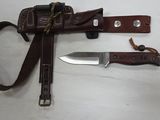 un couteau posé à côté d'un étui en cuir