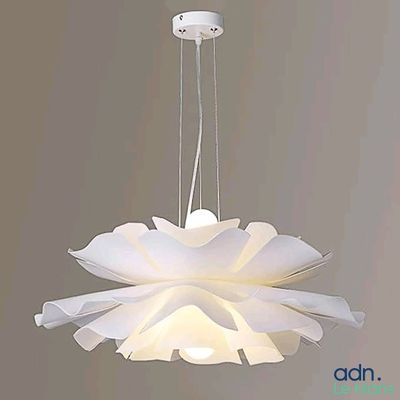 une lampe blanche suspendue au plafond