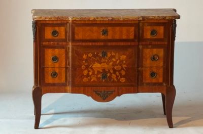 une petite commode avec un plateau en marbre