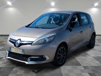 la voiture argentée est garée sur un carrelage à carreaux