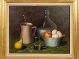 un tableau représentant une carafe et une corbeille de fruits posés sur une table