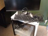 un micro-ondes surmonté d'un clavier et d'un écran