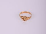 une image d'une bague en or ornée d'un cœur