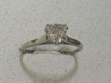 une image d'une bague en diamant sur une surface blanche