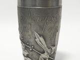 une coupe en argent ornée d'un dragon sur un fond blanc
