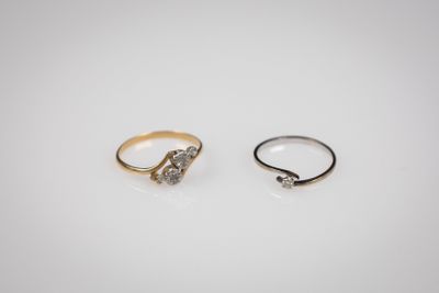 deux bagues en or et en argent serties de diamants sur fond blanc