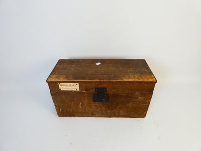 une vieille boîte en bois posée sur une surface blanche