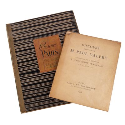 un vieux livre posé sur une table en bois, à côté d'un autre livre