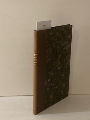 un livre posé sur une table