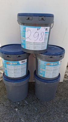 trois seaux de peinture posés les uns à côté des autres par terre