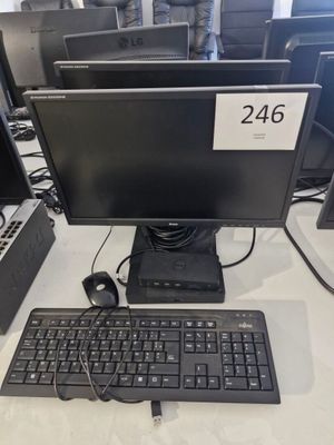 un clavier et un écran posés sur un bureau, avec une étiquette de prix dessus