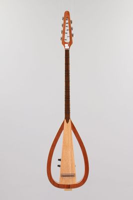 un gros plan d'une guitare posée sur un support, sur fond blanc