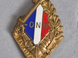 une image représentant une broche en or sur laquelle figure ce mot