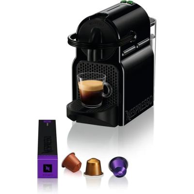 une machine à café noir avec une tasse de café à côté