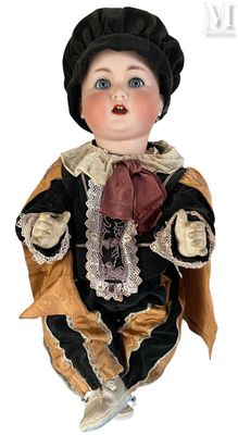 une poupée assise par terre, vêtue d'un costume