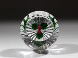 un objet en verre contenant une fleur rouge