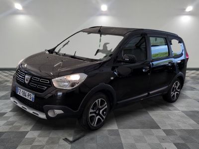 la photo d'une petite voiture noire garée dans un garage