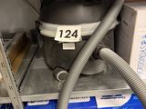 une photo d'un aspirateur posé sur une étagère dans un magasin