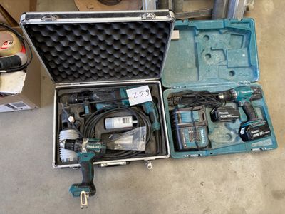 une mallette contenant des outils posée sur le sol