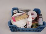 un bac en plastique contenant de nombreuses fournitures
