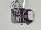 une photo d'une souris d'ordinateur à laquelle est branché un chargeur