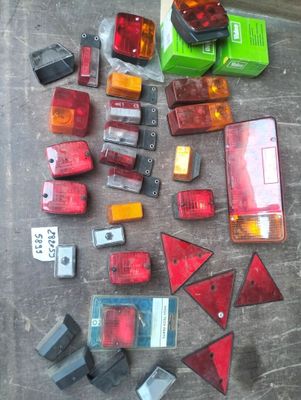 tout un tas de lampes de toutes sortes au sol