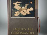 un vieux livre sur lequel figure l'image d'un dragon