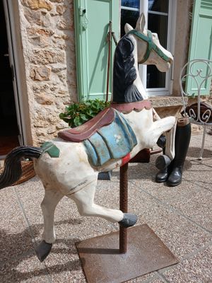 une statue représentant un cheval et un homme à cheval