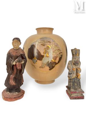 trois figurines asiatiques et un vase sur fond blanc