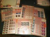 beaucoup de timbres posés sur une table, dont un grand nombre