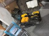 une boîte à outils posée par terre, contenant des outils