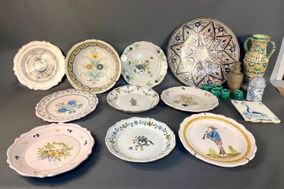 many plates and vases that are on the table